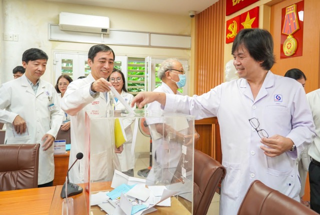 Cadres, union members and workers of Gia Dinh People's Hospital support the Cuban people. Photo: BVCC