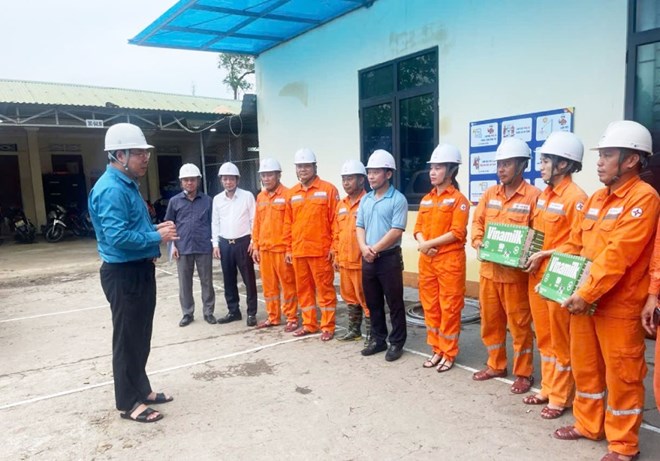 Chairman of Vietnam Electricity Trade Union Do Duc Hung encouraged workers to overcome the consequences of storm No. 5 in Ha Tinh. Photo: Luong Nguyen