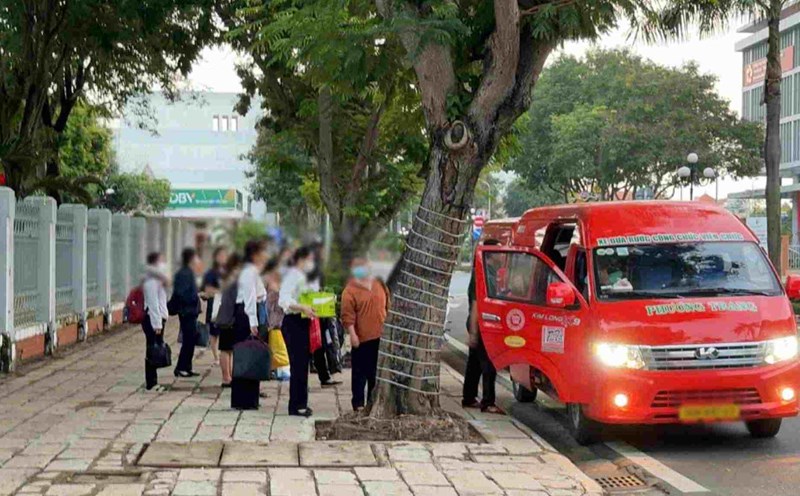 Officials in Binh Duong take a bus to the center of Ho Chi Minh City to work. Photo: Dong Hoang