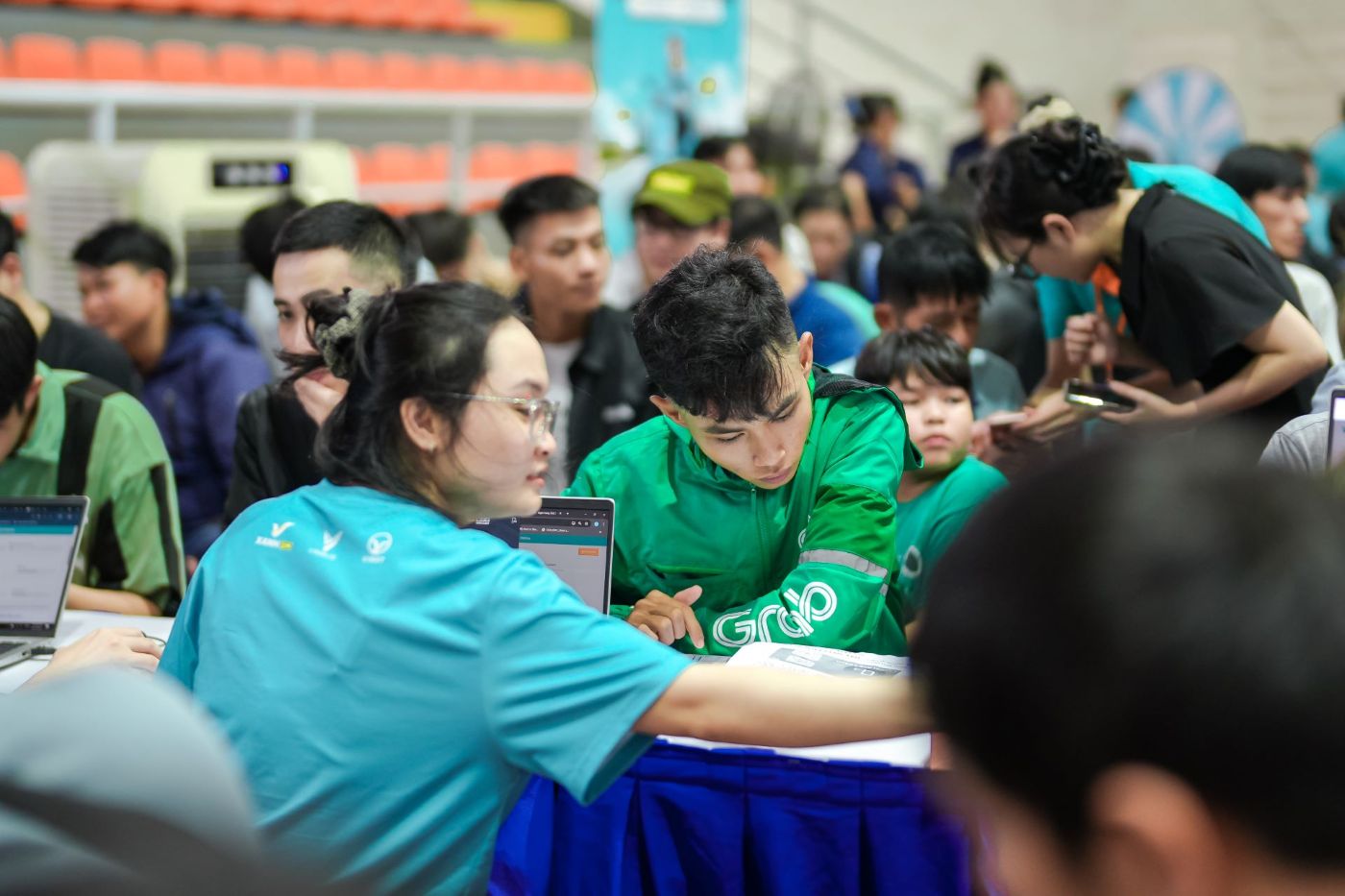  Cac bac tai hoan tat thu tuc dang ky va dat coc xe tai su kien. Anh: