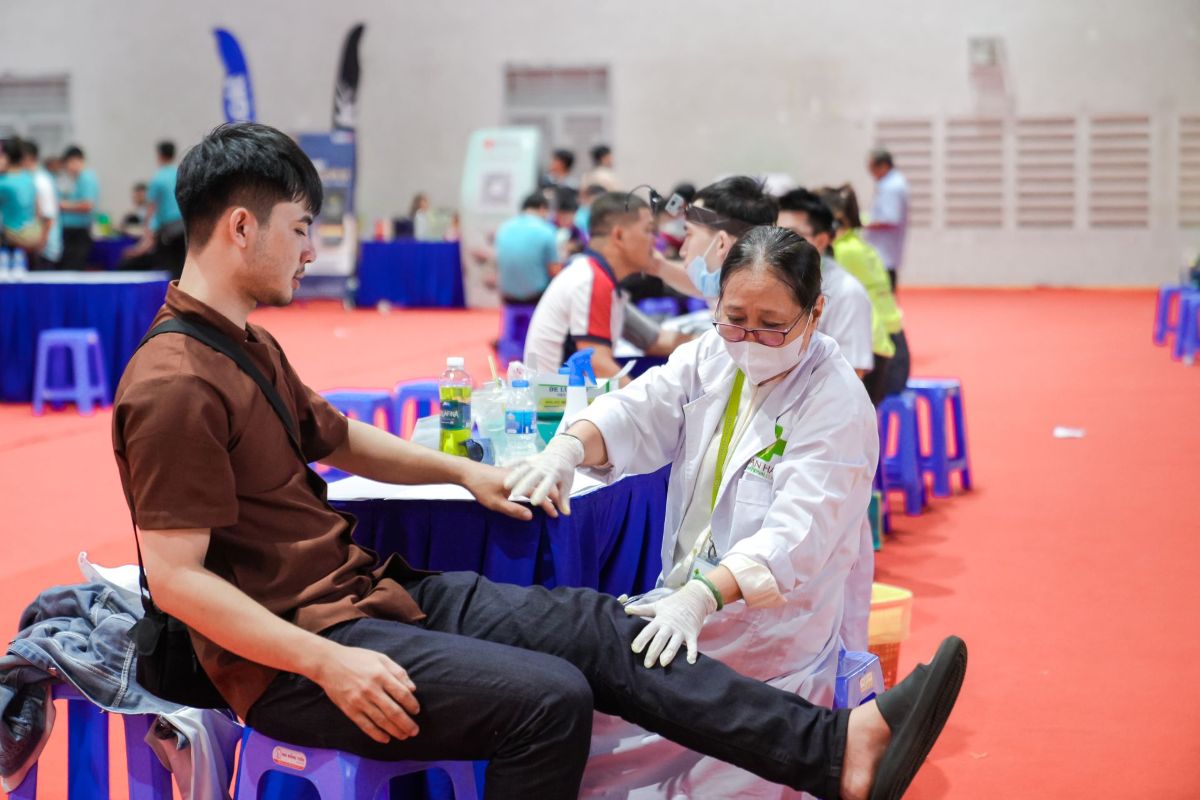 Bac tai duoc doi ngu y te tham kham suc khoe mien phi ngay tai su kien