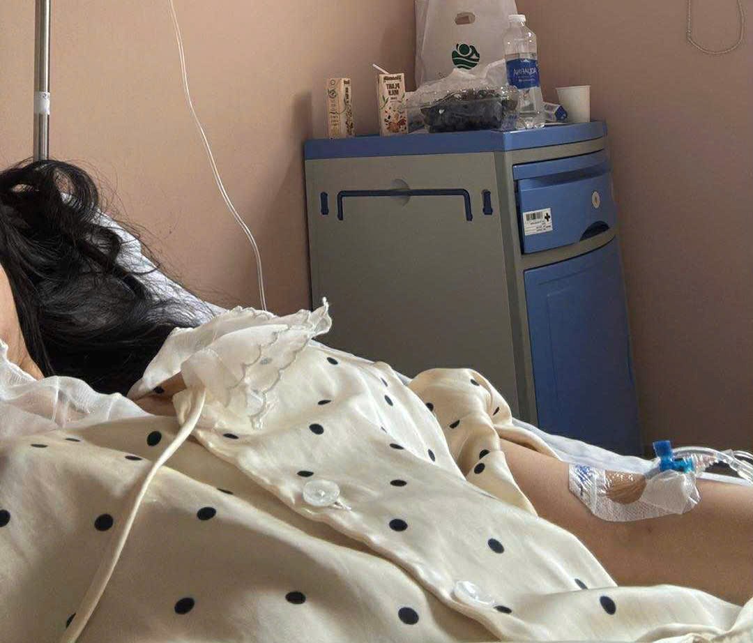 Nghi sau khi ăn bánh mì bị nôn ói, đau bụng, chị Th. (cư dân tại một chung cư ở TPHCM) hiện đang nằm viện để theo dõi. Ảnh: Nhân vật cung cấp