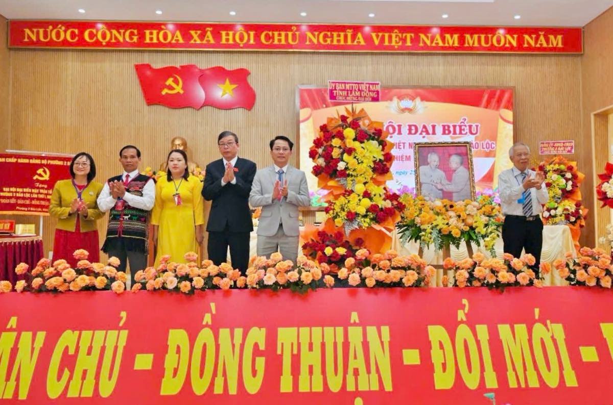 Uy ban MTTQ Viet Nam tinh Lam Dong tang tranh chuc mung Dai hoi. Anh: Viet Phuong