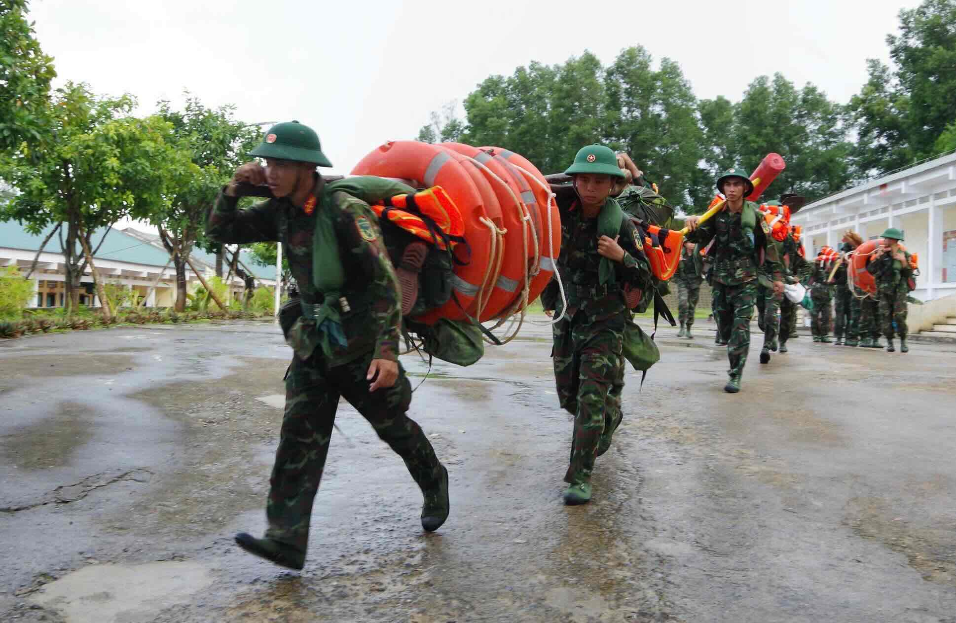 The 996th Infantry Regiment, Provincial Military Command deploys preparations for storm Bualoi. Photo: Quang Tri Provincial Military Command