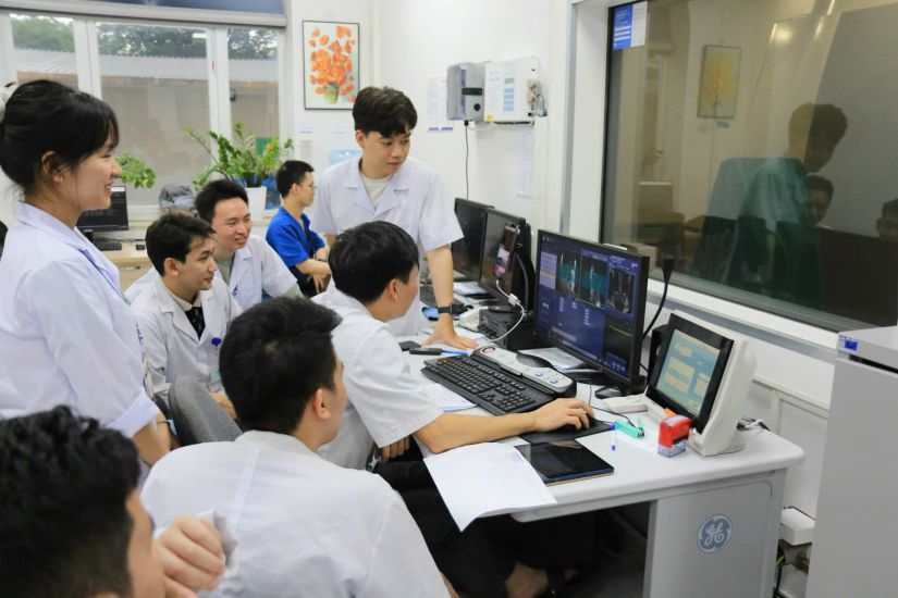 하노이 의과대학 병원에서 학생들의 실습 시간. 사진: Hai Nguyen