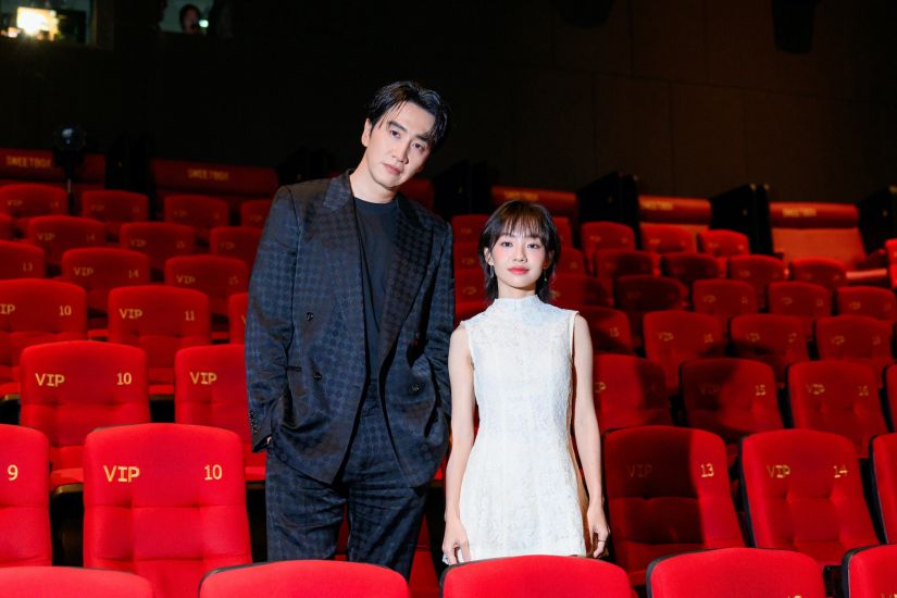 Lee Kwang Soo came to Vietnam to promote the film with actor Hoang Ha. Photo: CGV