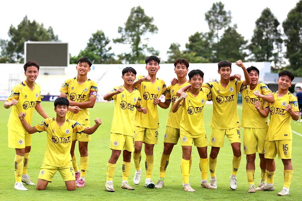 The joy of the U17 Hanoi players after defeating U17 Nam Dinh in the final match of the National U17 - Thai Son Nam Cup 2025. Photo: VFF