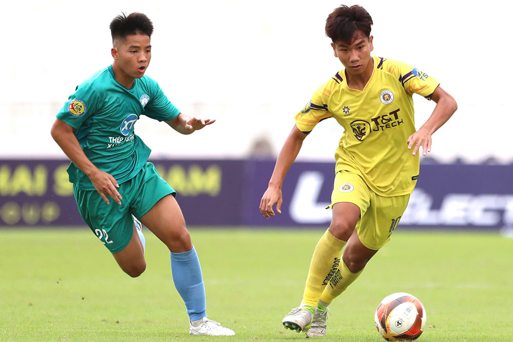U17 Ha Noi tao ra the tran ap dao truoc U17 Nam Dinh. Anh: Huu Pham