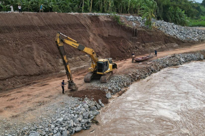 People are assured that they no longer have to worry about landslides while the embankment is under construction. Photo: To Cong