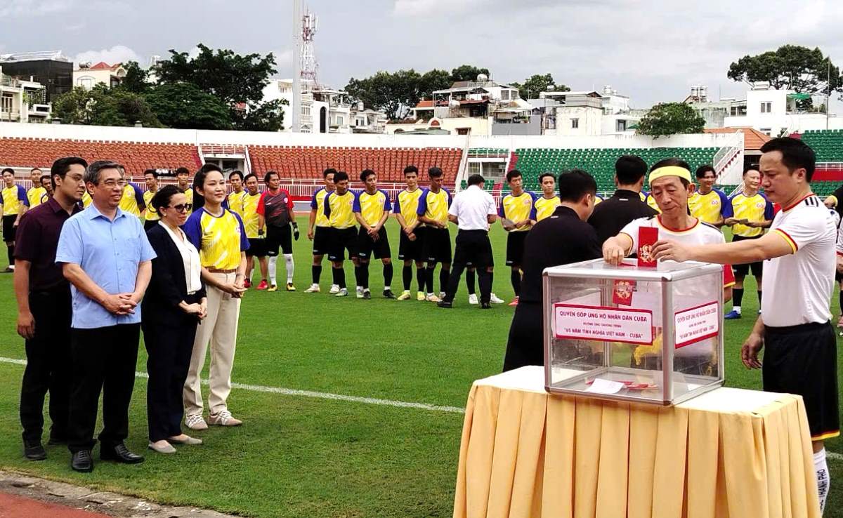 Jugadores de ambos equipos realizan recaudacion de fondos para apoyar al pueblo cubano en el partido disputado en el estadio Thong Nhat Ciudad Ho Chi Minh. Foto: Nguyen Dang