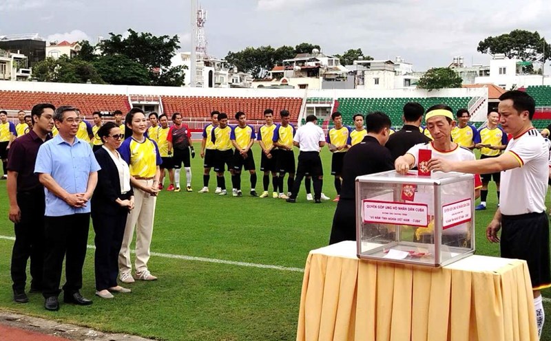 Players of both teams raised funds to support the Cuban people in the match taking place at Thong Nhat Stadium, Ho Chi Minh City. Photo: Nguyen Dang
