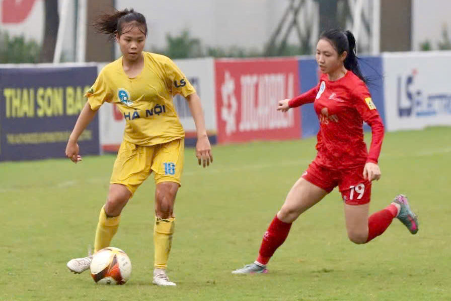 하노이(노란색 유니폼)는 2025년 태산북컵 전국 여자 축구 선수권 대회 6라운드에서 퐁푸하남을 상대로 중요한 승리를 거두었습니다. 사진: VFF