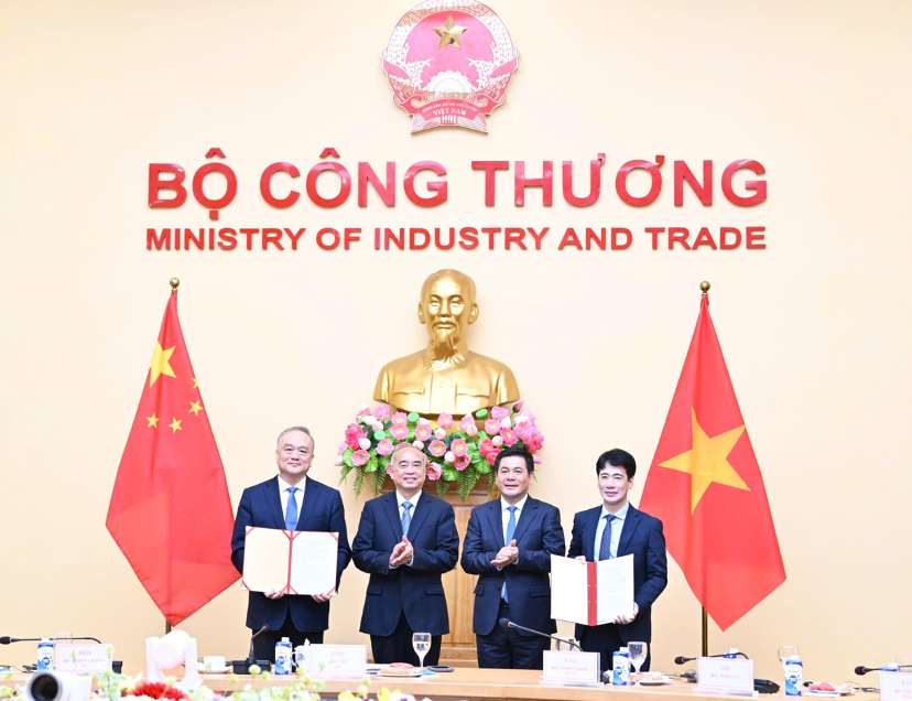 Le trao “Danh muc nhiem vu trong tam giai doan 2025 – 2027 trien khai Ban ghi nho ve viec tang cuong hop tac trong linh vuc kinh te, thuong mai giua Bo Cong Thuong Viet Nam va Chinh quyen nhan dan tinh Son Dong, Trung Quoc”. Anh: Bo Cong Thuong