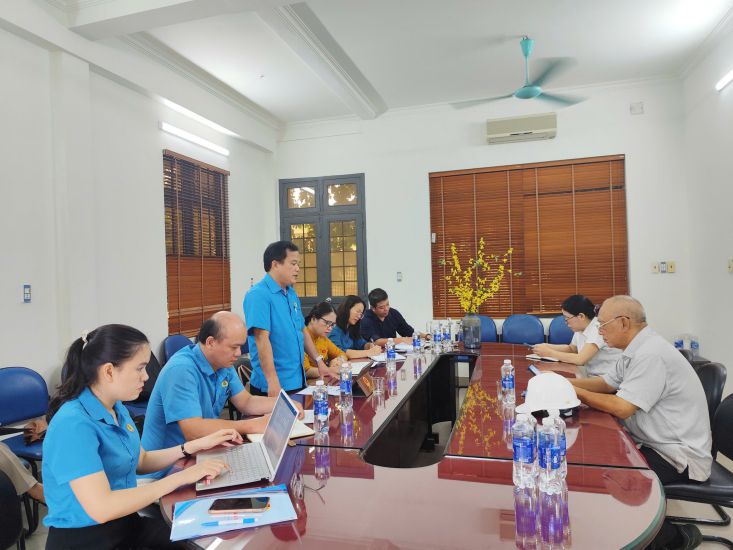 Hue Labor Federationは、労働者のための体制と政策を実施する状況についてユニットと連携しています。写真：Quangan