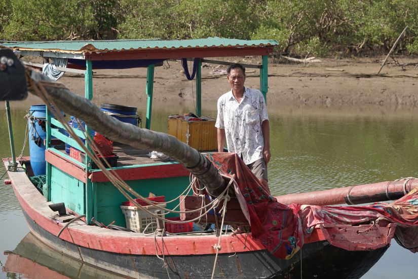 Due to the lack of labor, Mr. Dung often has to go out to sea to fish alone. Photo: Tran Tuan