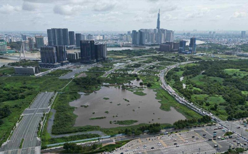 Many real estate projects are facing the problem of sharply increasing land use fees. Photo: Huu Chanh