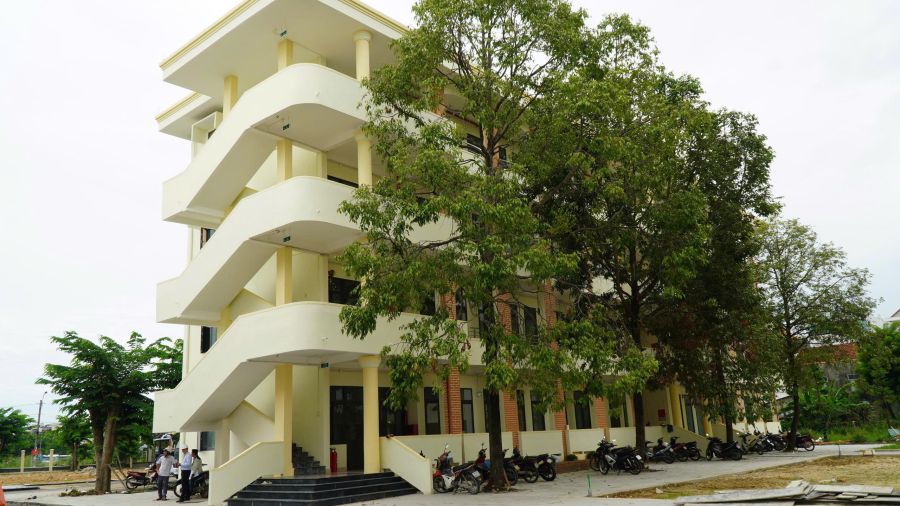 El bloque de casas de servicio publico en el campus de la Escuela Politico Provincial de Quang Ngai alberga actualmente a docenas de funcionarios. Foto: Vien Nguyen