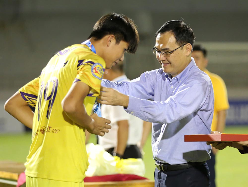 Vuot qua U17 Thep Xanh Nam Dinh voi ti so 3-2 sau man ruot duoi ty so kich tinh tai tran chung ket dien ra chieu 26.9 tren san Ba Ria, U17 Ha Noi da dang quang giai vo dich U17 Quoc gia – Cup Thai Son Nam 2025, bao ve thanh cong ngoi vo dich.