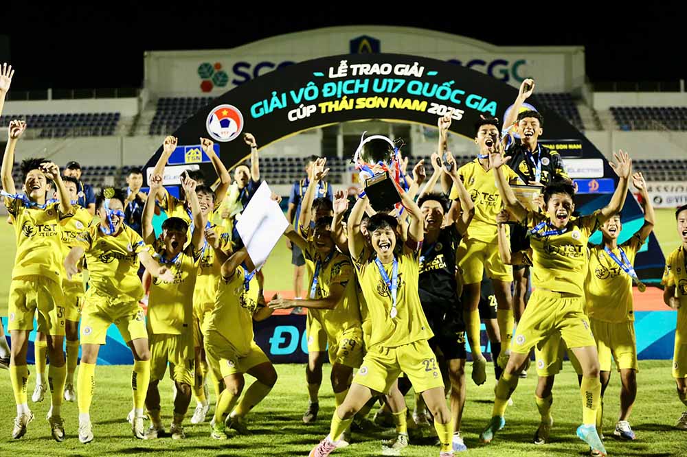 Cac cau thu tre U17 Ha Noi an mung cuong nhiet cung chuc vo dich. Cac hoc tro cua huan luyen vien Roland trinh dien loi da tan cong hap dan trong tran chung ket va nguoc dong thang U17 Nam Dinh 3-2.