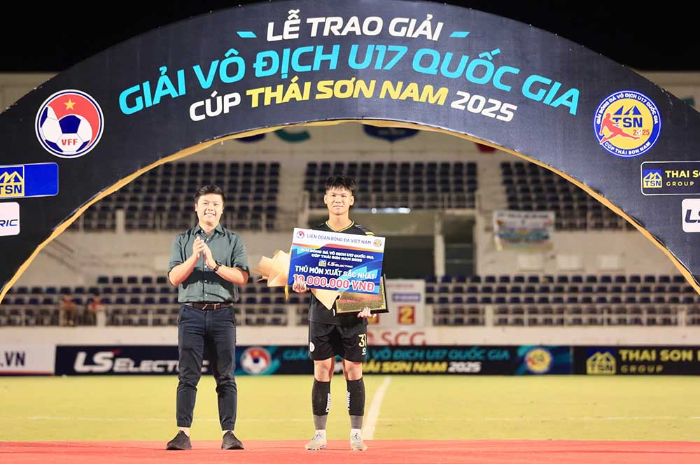 Chu Ba Huan ua U17 Ha Noi la Thu mon xuat sac nhat giai.