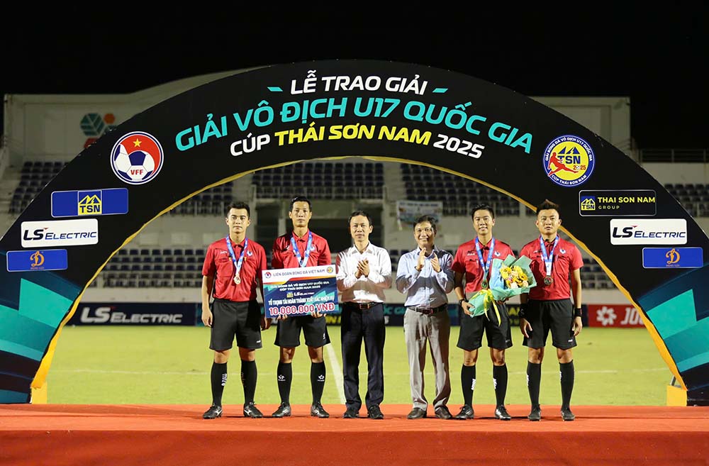 Trao giai cho to trong tai hoan thanh xuat sac nhiem vu o giai dau nam nay.