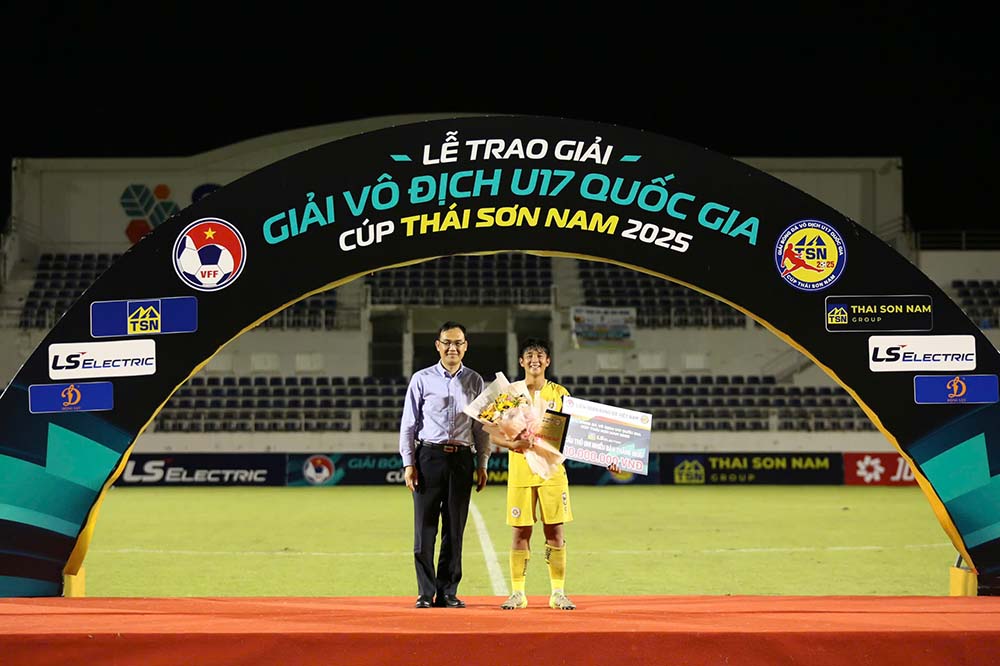 Tran Manh Quan cua U17 Ha Noi nhan danh hieu Vua pha luoi voi 7 ban thang.