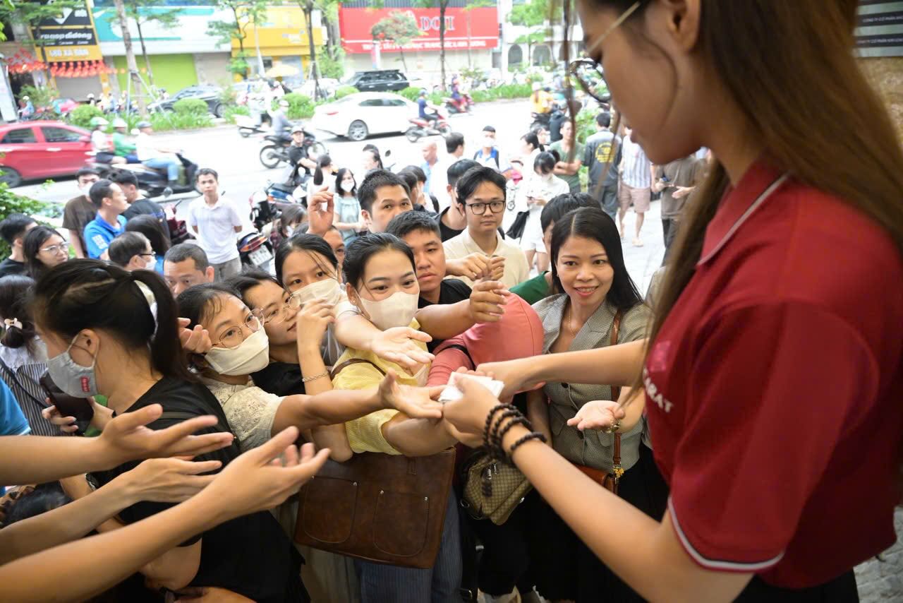 Nhieu nguoi xep hang cho mua bac tu sang. Anh: Phuong Anh