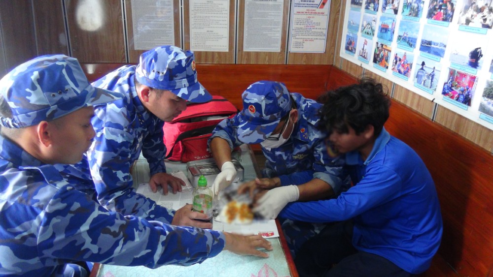 沿岸警備隊4は、漁師のための医療をサポートしています。写真：Van Nhanh