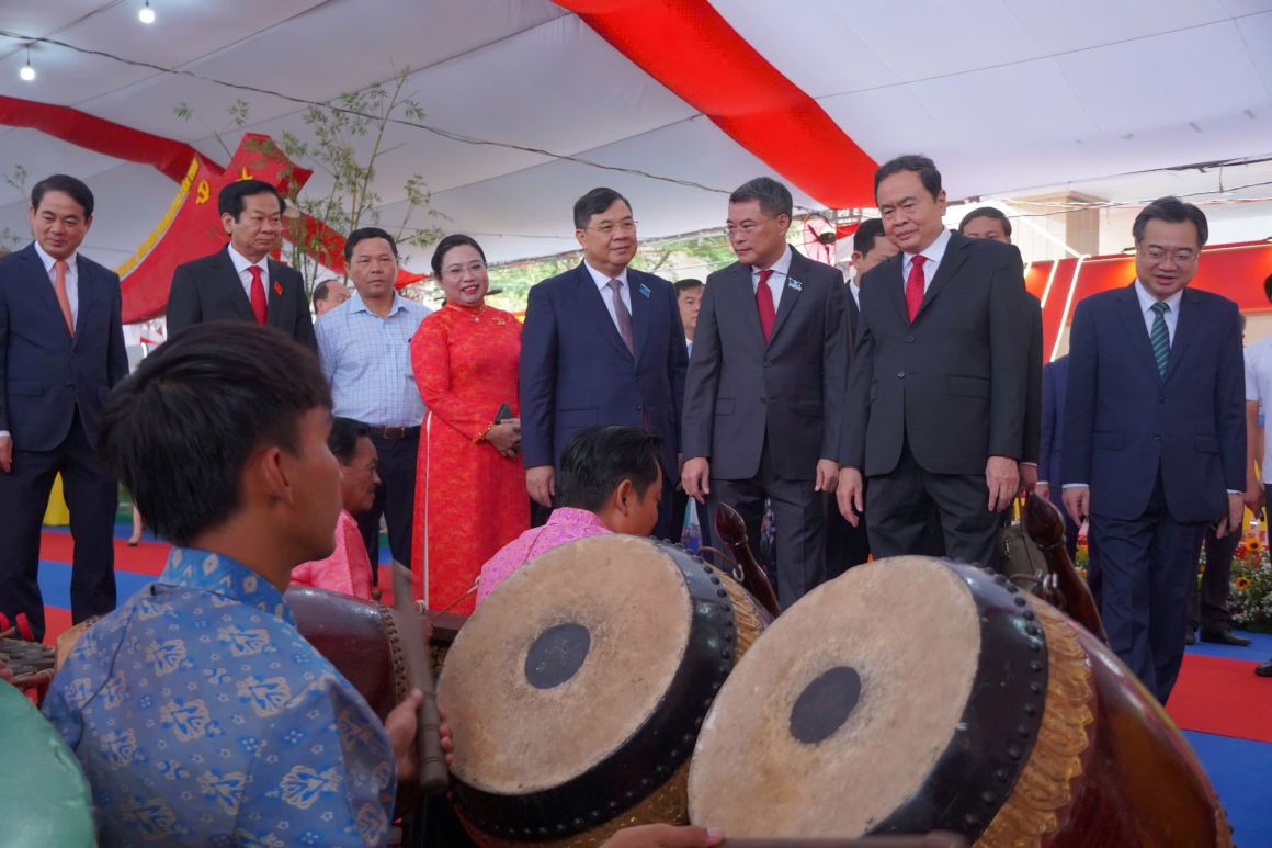 Chu tich Quoc hoi Tran Thanh Man tham quan khu trung bay trien lam tai Dai hoi. Anh: Ta Quang