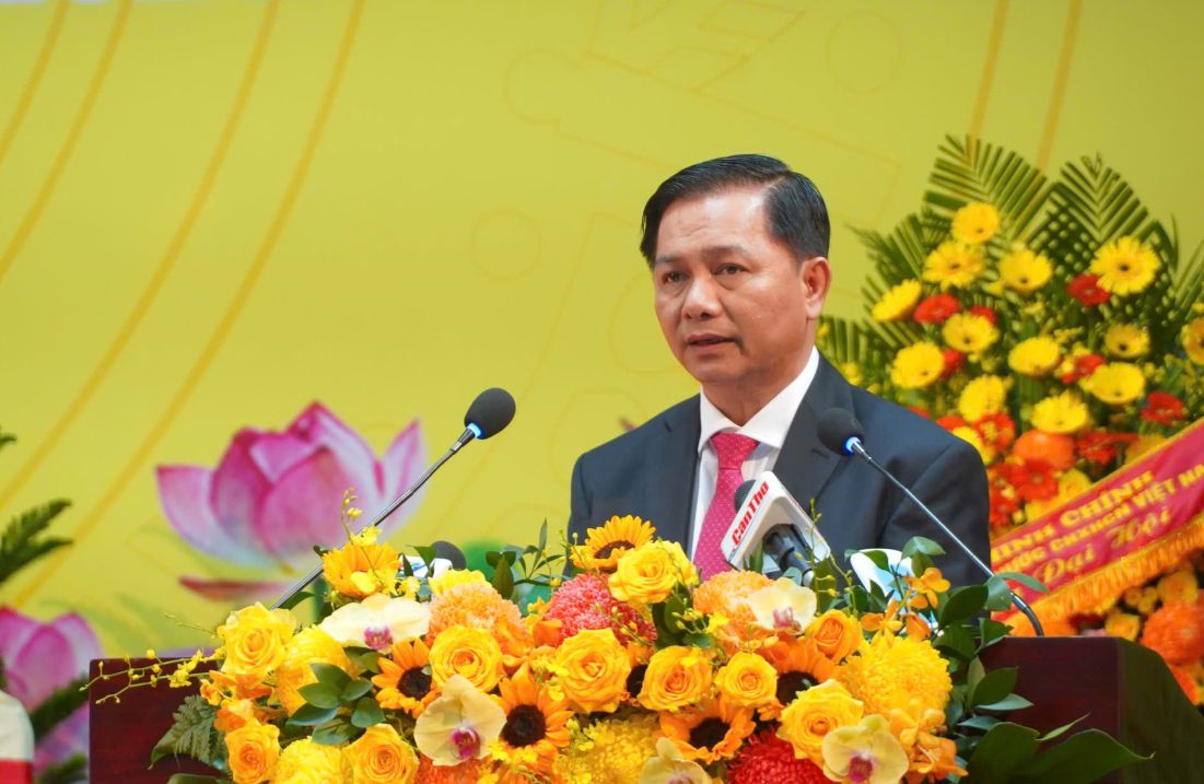 Ong Tran Van Lau - Pho Bi thu Thanh uy, Chu tich UBND TP Can Tho bao cao chinh tri Dai hoi. Anh: Ta Quang