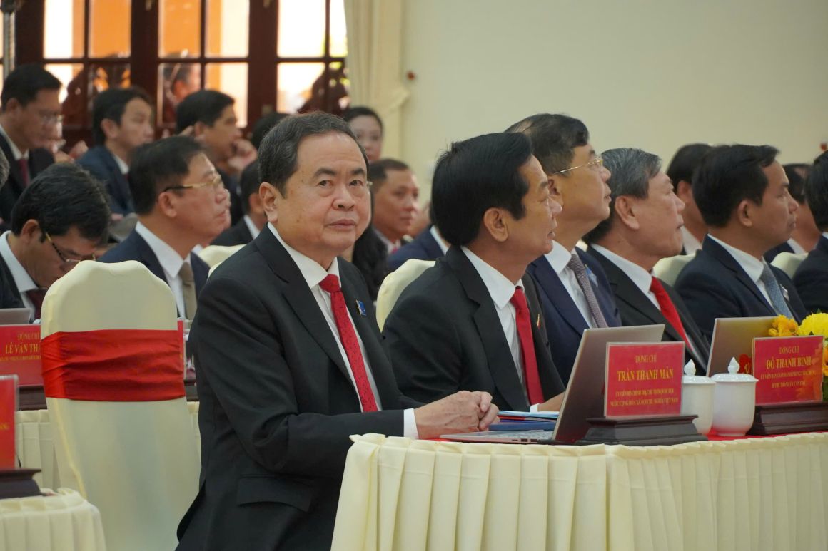 Tran Thanh Man 국회의장이 정치국을 대표하여 2025-2030 임기 제1차 껀터시 당위원회 대표자 대회에 참석하여 지시했습니다. 사진: Ta Quang