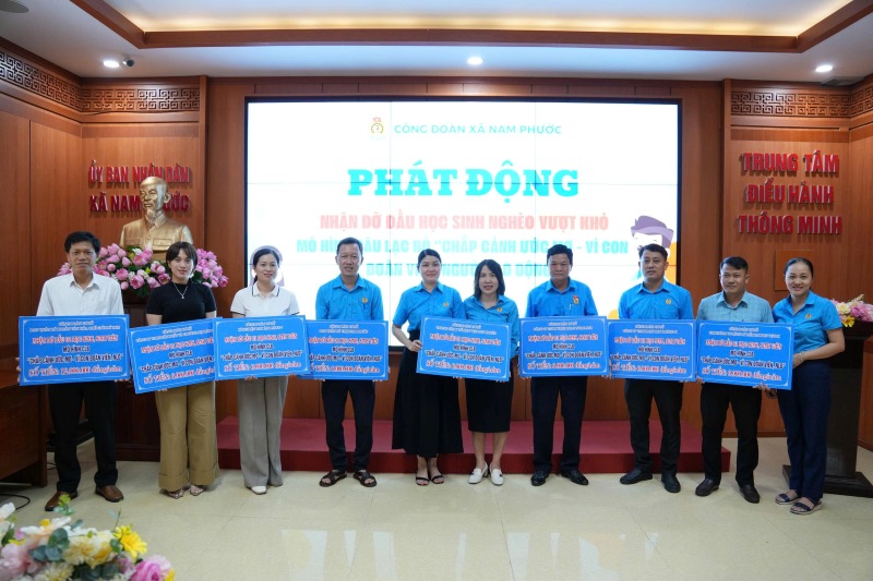 Cong doan xa Nam Phuoc, Da Nang trao bang nhan do dau 12 hoc sinh ngheo vuot kho. Anh: DVCC