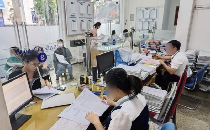 The Politburo and the Secretariat request the final implementation of the payment of regimes and policies for civil servants and employees who have decided to retire or quit their jobs. Photo: Thu Hang
