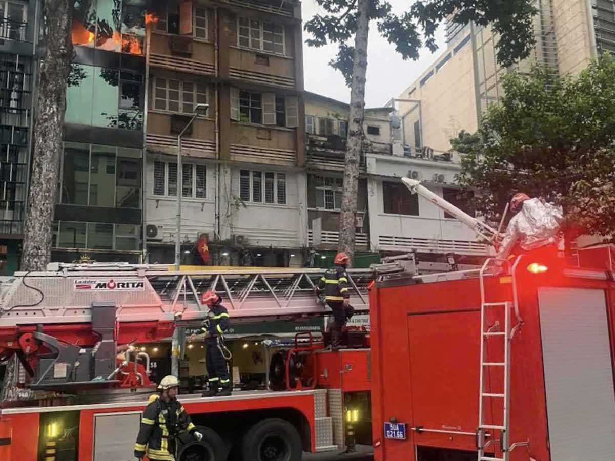 The fire at a 5-storey building is a company in the center of Ho Chi Minh City. Photo: Dong Hoang