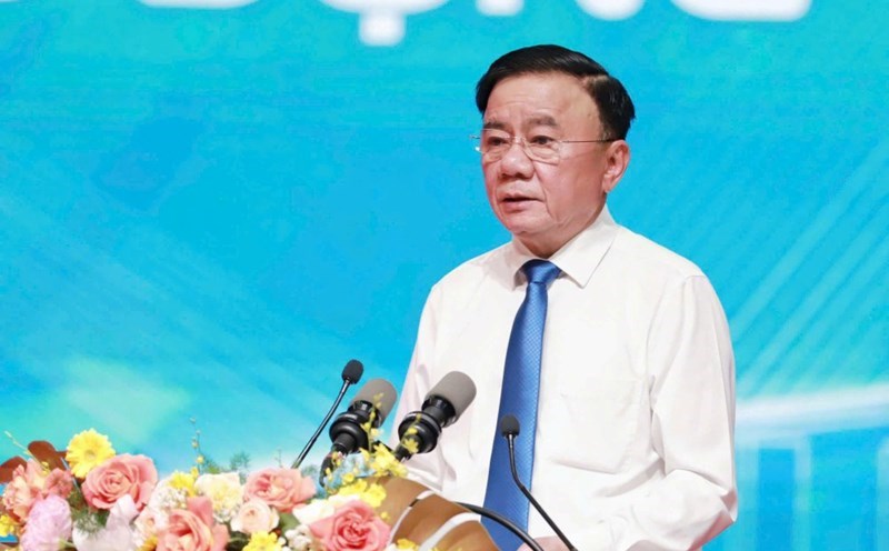 Politburo member and Standing member of the Secretariat Tran Cam Tu signed and issued Conclusion No. 195-KL/TW of the Politburo and the Secretariat on the situation and results of the operation of the political system and local government at both levels. Photo: Hai Nguyen