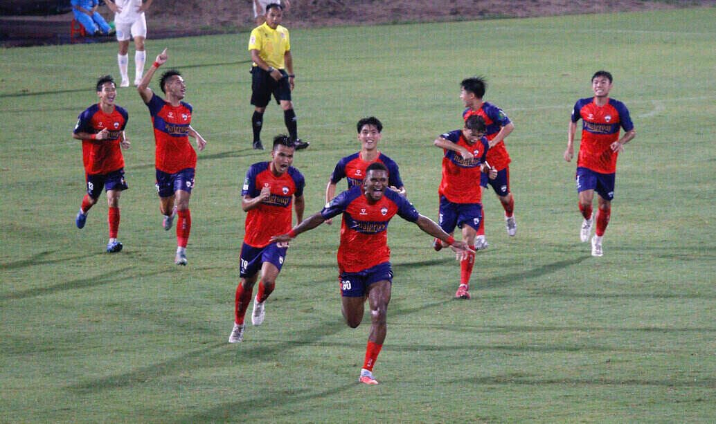 전반전에 Xuan Thien Phu Tho 클럽을 상대로 선제골을 넣은 후 기뻐하는 호치민시 청소년 선수들.