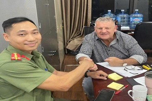 The ward police supported tourists to find the hotel after the phone loss incident. Photo: Nguyen Linh