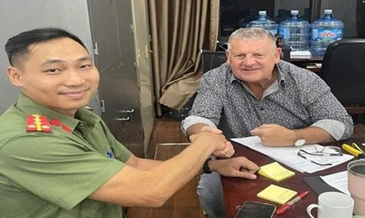 Công an phường hỗ trợ du khách tìm lại khách sạn sau sự cố mất điện thoại. Ảnh: Nguyễn Linh