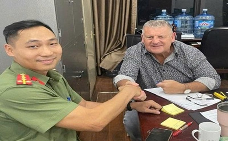 The ward police supported tourists to find the hotel after the phone loss incident. Photo: Nguyen Linh