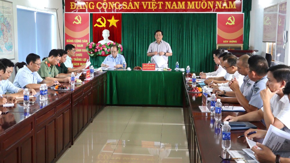 Chairman of An Giang Provincial People's Committee Ho Van Mung (standing) emphasized that the expansion and upgrading of Rach Gia Airport contributes to promoting the socio-economic development, tourism and trade of An Giang province. Photo: Ngoc Mai
