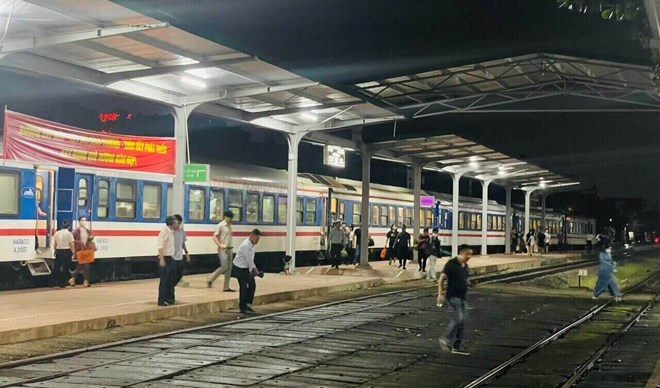 Lượng khách đi tàu Hải Dương - Hải Phòng giảm dần sau ngày đầu vận hành
