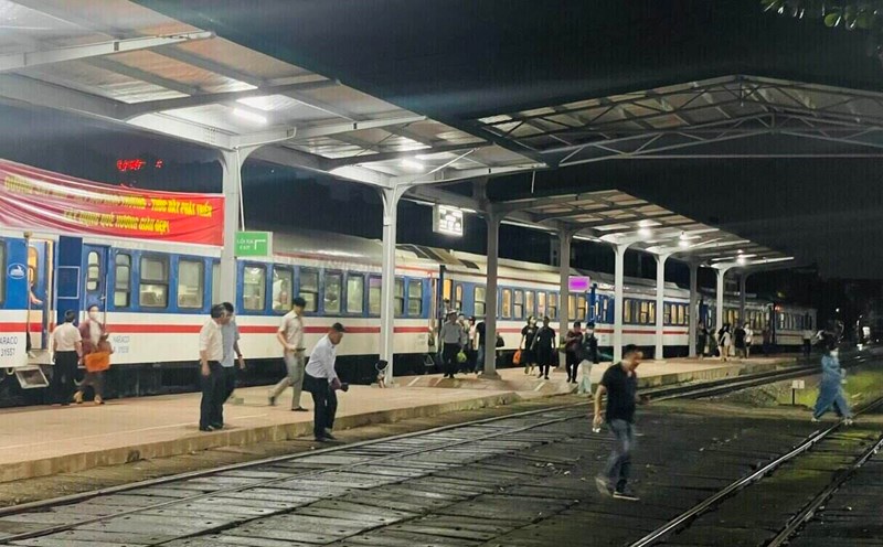 After a busy first day, the Hai Duong - Hai Phong train route recorded fewer passengers. Photo: Mai Huong