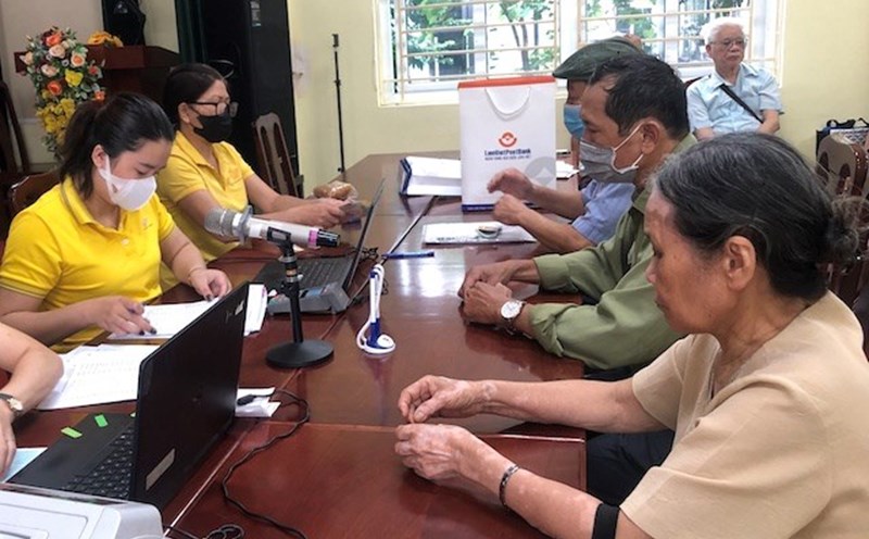 From July 1, 2025, people aged 75 without pensions will receive social pension benefits. Illustrative photo: Bao Han