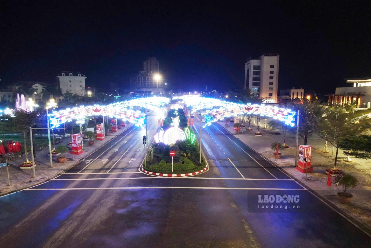 Cac tuyen duong va khu vuc trung tam duoc chinh quyen dia phuong chinh trang de chao don Dai hoi Dai bieu Dang bo tinh Lao Cai lan thu I, nhiem ky 2025 - 2030. Anh: Van Duc