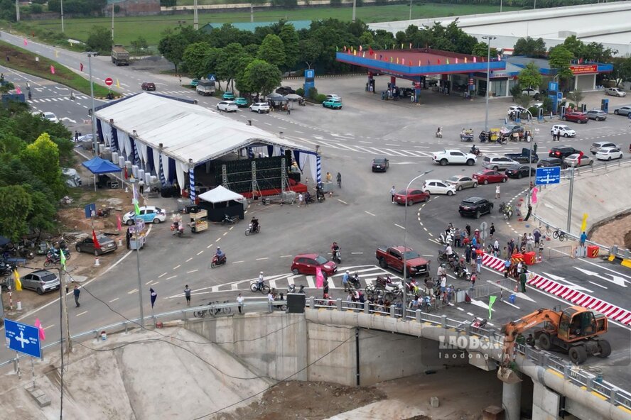 The theater was built to serve the inauguration of the new Phong Chau bridge. Photo: To Cong.