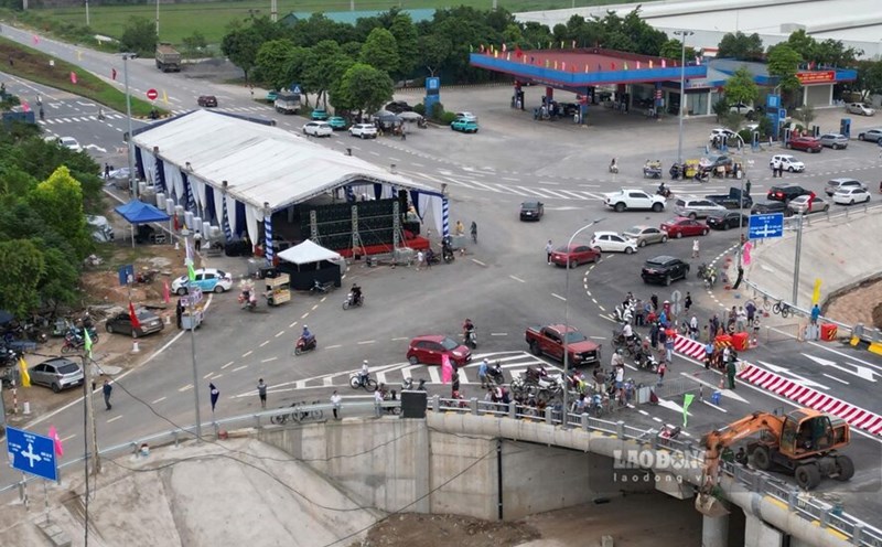 The theater was built to serve the inauguration of the new Phong Chau bridge. Photo: To Cong.