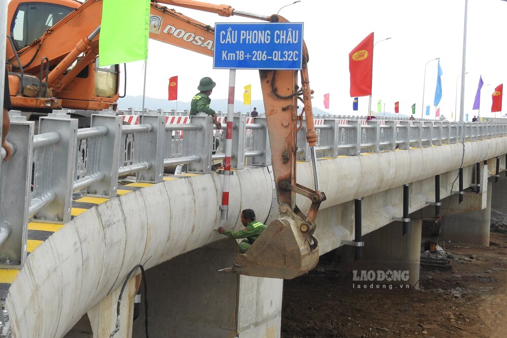 Cong nhan hoan thien mot so hang muc cuoi cung. Anh: To Cong.