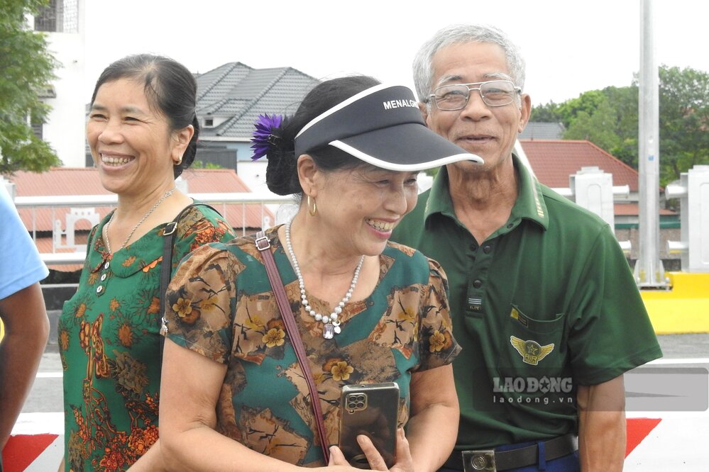 Nguoi dan ai nay deu vui mung, phan khoi. Anh: To Cong.