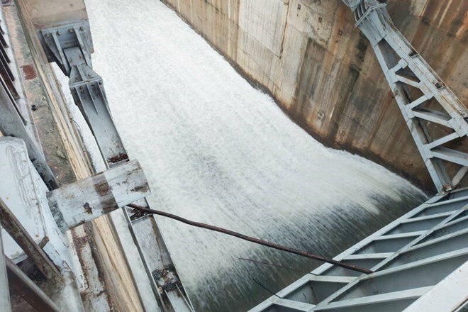 A partir du matin du 27 septembre Ha Tinh a regule le deversement de certains reservoirs pour prevenir l'impact de la tempete n° 10 qui a provoque de fortes pluies dans la region. Photo : Tran Tuan.