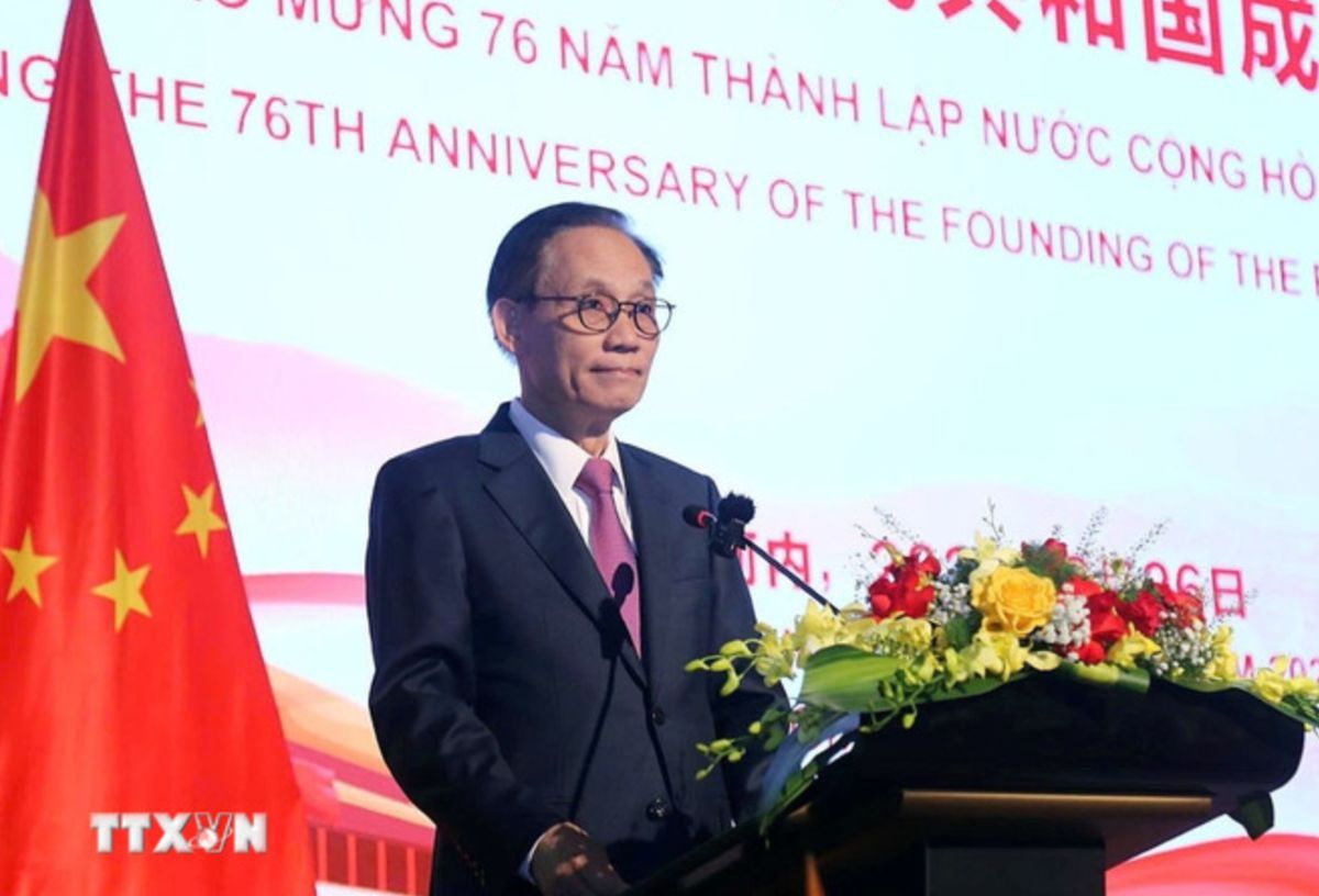 党中央委員会の秘書である外務大臣ル・ホイ・トゥルングは、76年間の国家建設と開発における中国の功績を祝福しました。写真：VNA